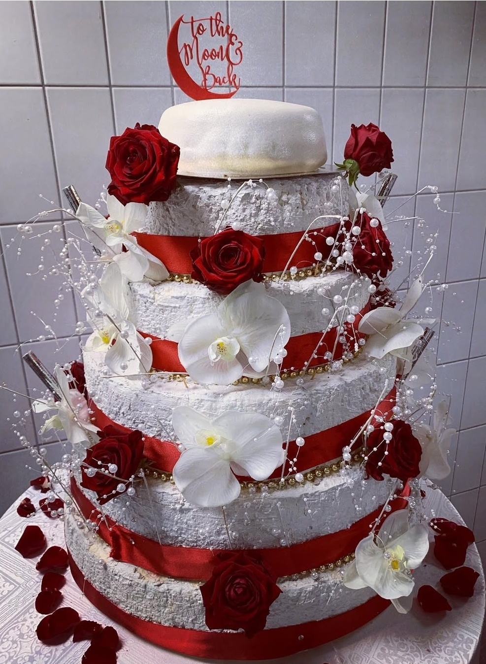 White Lady med röda dekorationer