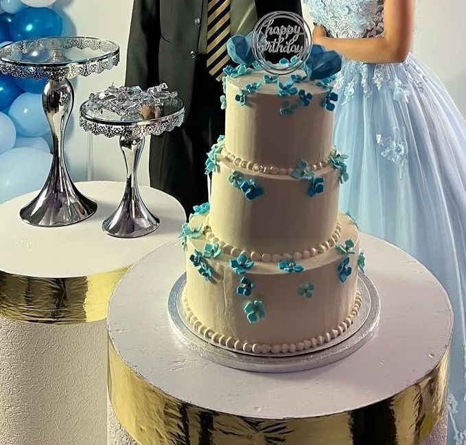 White Lady med röda dekorationer