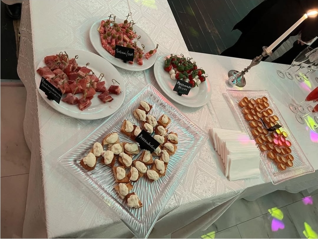 Snittar salami mozzarella avokadocremé